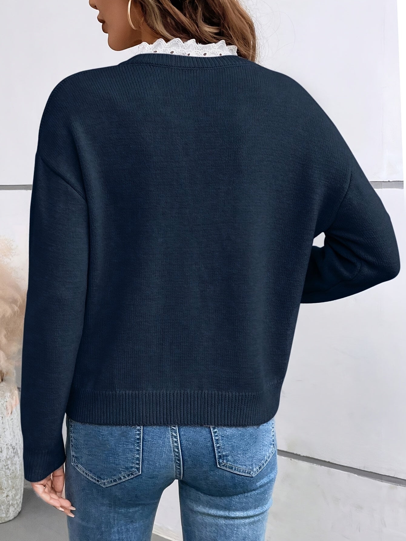 Maja™ | Sweter z koronkowym detalem